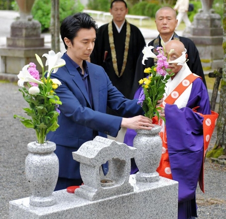 　明智光秀の菩提寺である西教寺を訪れた長谷川博己（撮影・石湯恒介）