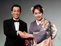 　がっちり握手をかわした清水アキラ（左）と美里里美＝東京・三越劇場