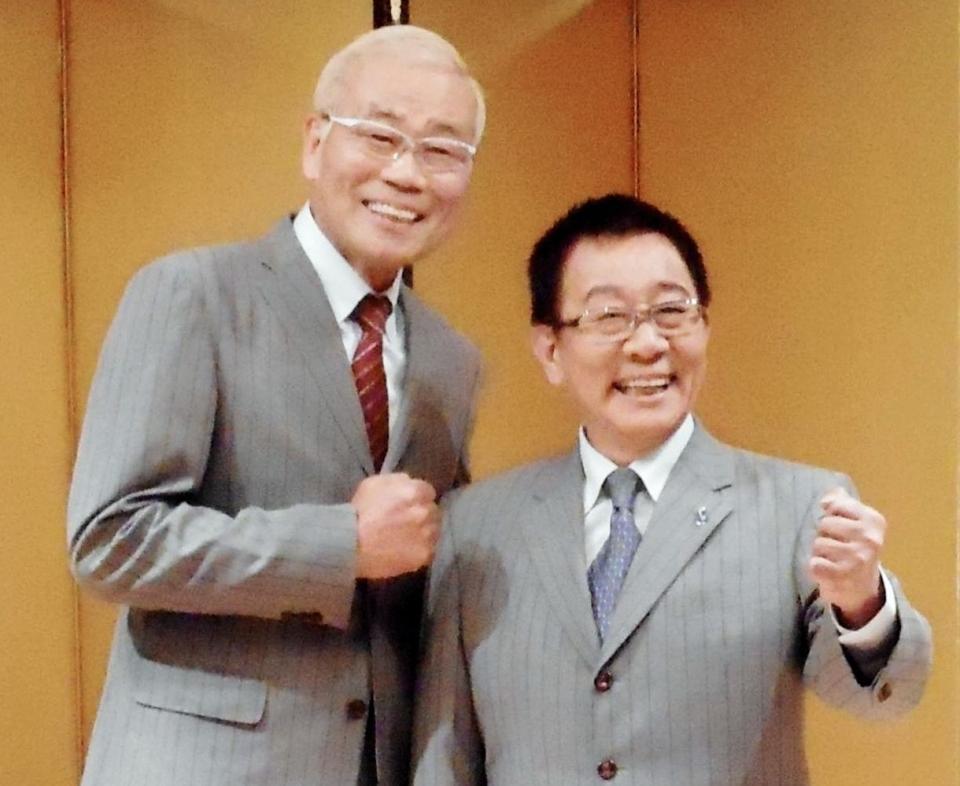 　紫綬褒章受章の会見を行ったオール巨人（左）とオール阪神＝大阪市内のホテル
