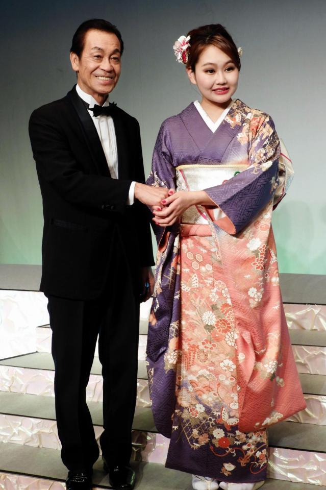 がっちり握手をかわした清水アキラ（左）と美里里美＝東京・三越劇場