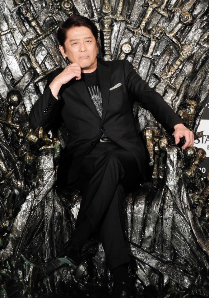 玉座に座る坂上忍＝都内