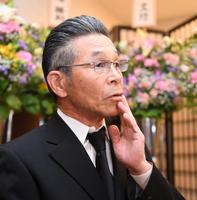 　木村進さんの思い出を語る間寛平＝大阪市内（撮影・山口登）