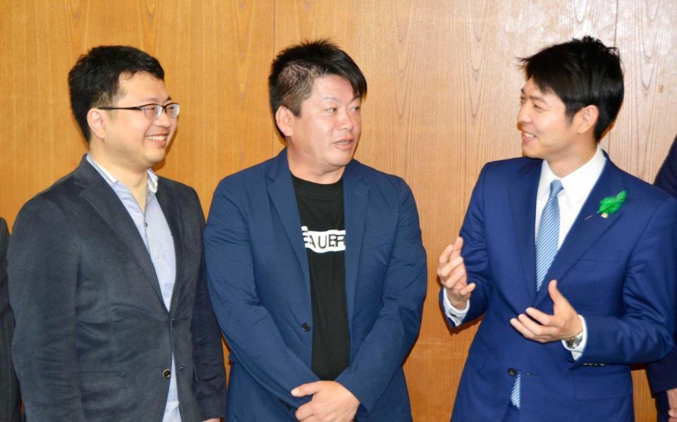 　ロケット発射成功の報告で鈴木直道北海道知事（右）と面談した「インターステラテクノロジズ」の稲川貴大社長（左）と実業家の堀江貴文さん＝北海道庁