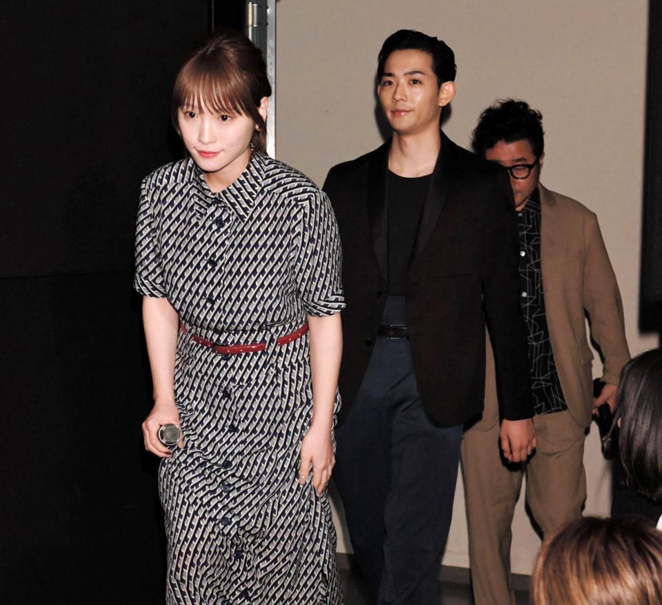 登壇する川栄李奈（左）ら出演者＝新宿バルト９（撮影・棚橋慶太）