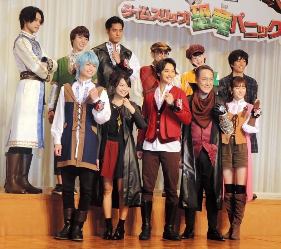 「騎士竜戦隊リュウソウジャー　ＴＨＥ　ＭＯＶＩＥ　タイムスリップ！恐竜パニック！！」の出演陣と上堀内佳寿也監督（後列右端）。佐野史郎（前列右から２人目）と北原里英（前列左から２人目）がゲスト出演する