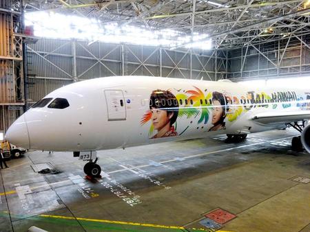 　お披露目されたＪＡＬ新特別塗装機「ＡＲＡＳＨＩ　ＨＡＷＡＩＩ　ＪＥＴ」＝成田空港