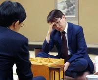 歴代最多タイの１４３３勝目を挙げた羽生善治九段（右）＝東京・将棋会館