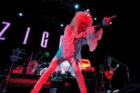 　シャウトするＺＩＧＧＹの森重樹一＝東京・台場