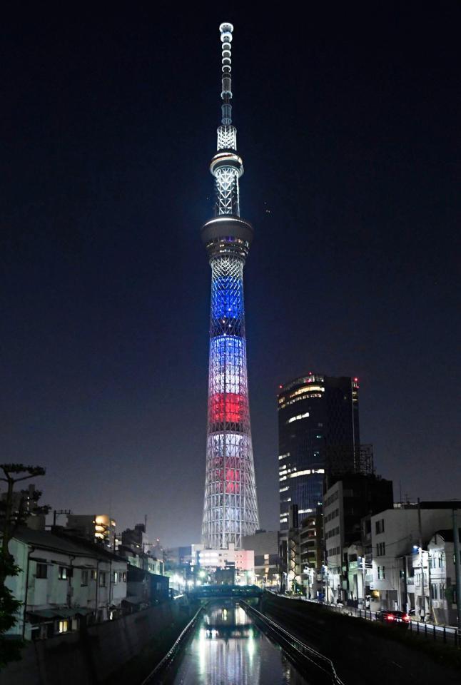 トランプ米大統領の来日に合わせ、星条旗をイメージした色にライトアップされた東京スカイツリー＝25日夜、東京都墨田区