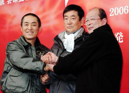 ２００５年２月２２日、「千里走単騎」製作発表で張芸謀監督（左）、降旗康男監督（右）と握手する高倉健さん