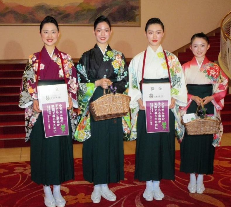 募金活動を終え笑顔の堀部真未さん、圓福寺萌花さん、平野花奈さん、坂本芙香さん（右から）＝宝塚大劇場