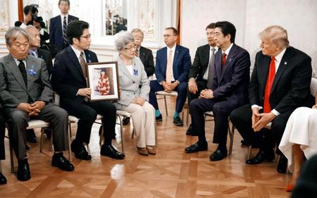 　トランプ米大統領（右端）と面会する横田めぐみさんの母早紀江さん（手前左から３人目）ら拉致被害者家族。右から２人目は安倍首相（ＡＰ＝共同）