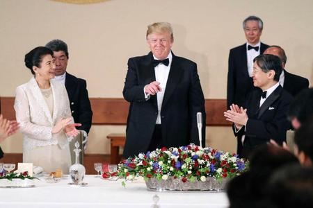 　宮中晩さん会で笑顔を見せるトランプ米大統領と拍手を送られる天皇、皇后両陛下＝宮殿・豊明殿（代表撮影）