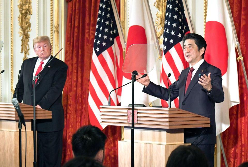 　日米首脳会談後、共同記者会見する安倍首相（右）とトランプ大統領＝東京・元赤坂の迎賓館（代表撮影）