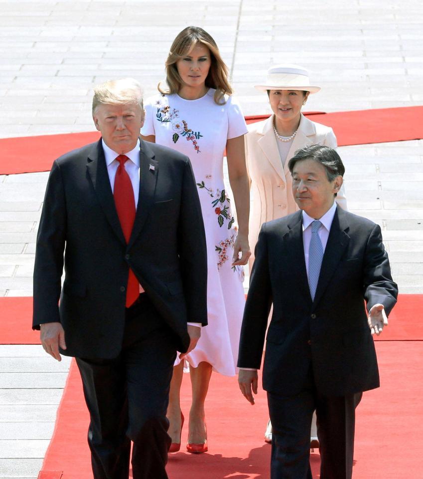 　トランプ米大統領夫妻（左）と歓迎行事に臨まれる天皇、皇后両陛下＝宮殿・東庭