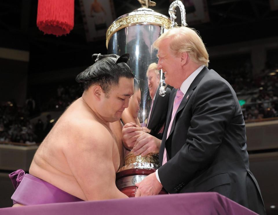 　トランプ大統領から大統領杯を受けとる朝乃山（左）＝２６日