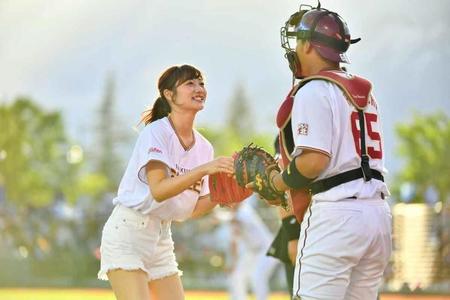 始球式に臨んだ奥山かずさ＝青森・はるか夢球場
