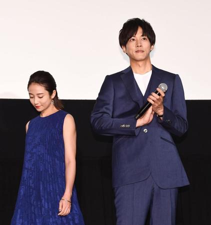 大入り御礼舞台あいさつに登場した木村文乃（左）と松坂桃李＝新宿ピカデリー（撮影・園田高夫）