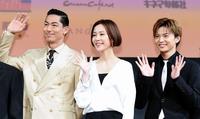 オープニングセレモニーで笑顔の（左から）ＥＸＩＬＥ　ＡＫＩＲＡ、木村佳乃、佐藤大樹＝東京・渋谷ヒカリエ　ヒカリエホール（撮影・開出牧）