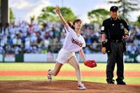 始球式に臨んだ奥山かずさ＝青森・はるか夢球場