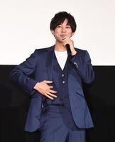 笑顔で舞台あいさつをする松坂桃李＝新宿ピカデリー（撮影・園田高夫）