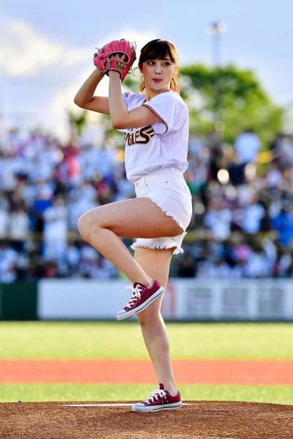奥山かずさ 初の始球式で83キロ、ストライク！地元青森、楽天対西武
