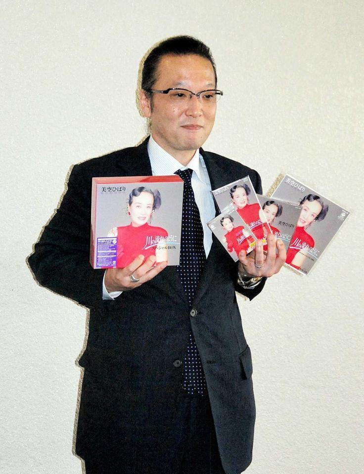 　復刻盤「川の流れのように」をアピールした加藤和也氏＝東京・浅草公会堂