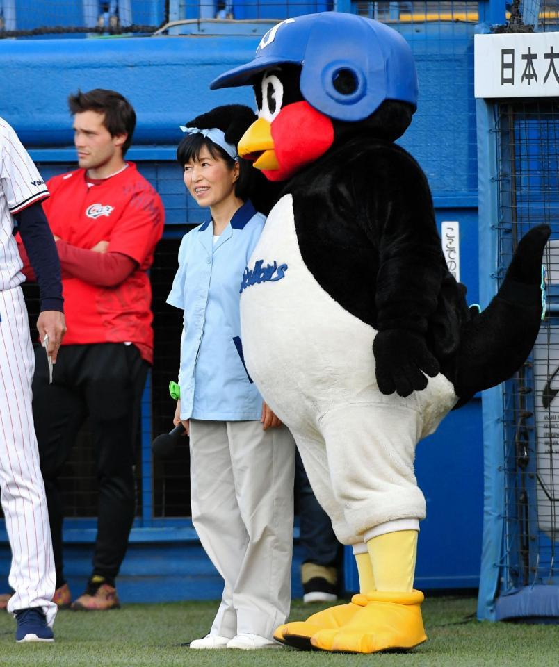 つば九郎に頭をなでられる磯野貴理子＝神宮（撮影・出月俊成）