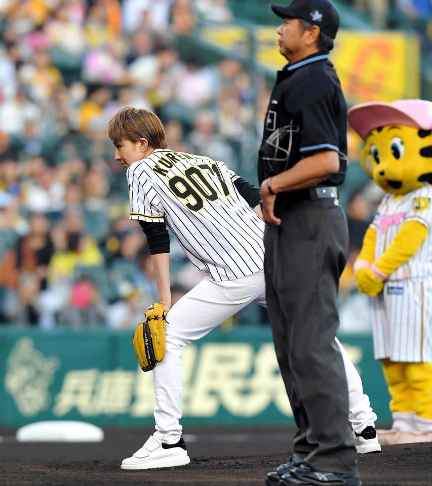 始球式でサインを見る！？紅ゆづる＝甲子園（撮影・田中太一）