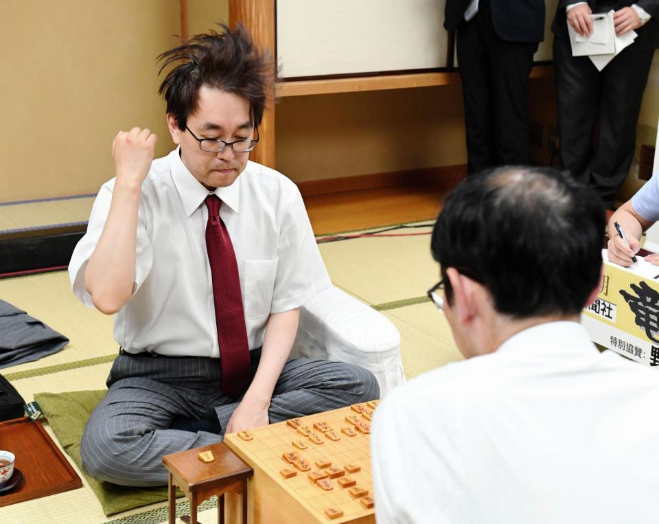 木村一基九段（手前）に敗れた羽生善治＝東京渋谷区の将棋会館（撮影・棚橋慶太）