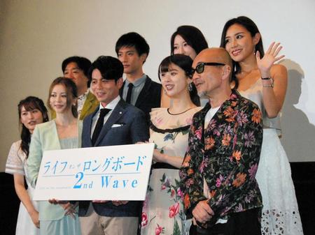 初日舞台あいさつに登壇した（前列左から）森高愛、香里奈、吉沢悠、馬場ふみか、竹中直人、（後列左から）喜多一郎監督、立石ケン、松原奈佑、南美沙＝東京・新宿バルト