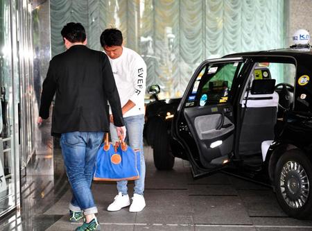 タクシーで到着、記者らに一礼して局内に入る原田龍二＝ＴＯＫＹＯ　ＭＸテレビ（撮影・出月俊成）