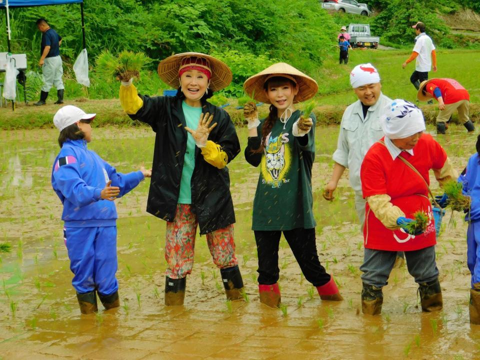 笑顔で田植えを行う小林幸子と中川翔子（左から２、３人目）＝新潟県長岡市山古志地区の小林幸子田