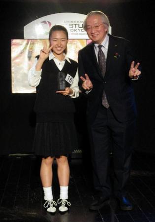「２０１９　日本クラウン演歌・歌謡曲新人オーディション」決勝大会でグランプリを獲得した田中愛美さん（左）と和田康孝社長＝東京・ＨＩＴ　ＳＴＵＤＩＯ　ＴＯＫＹＯ