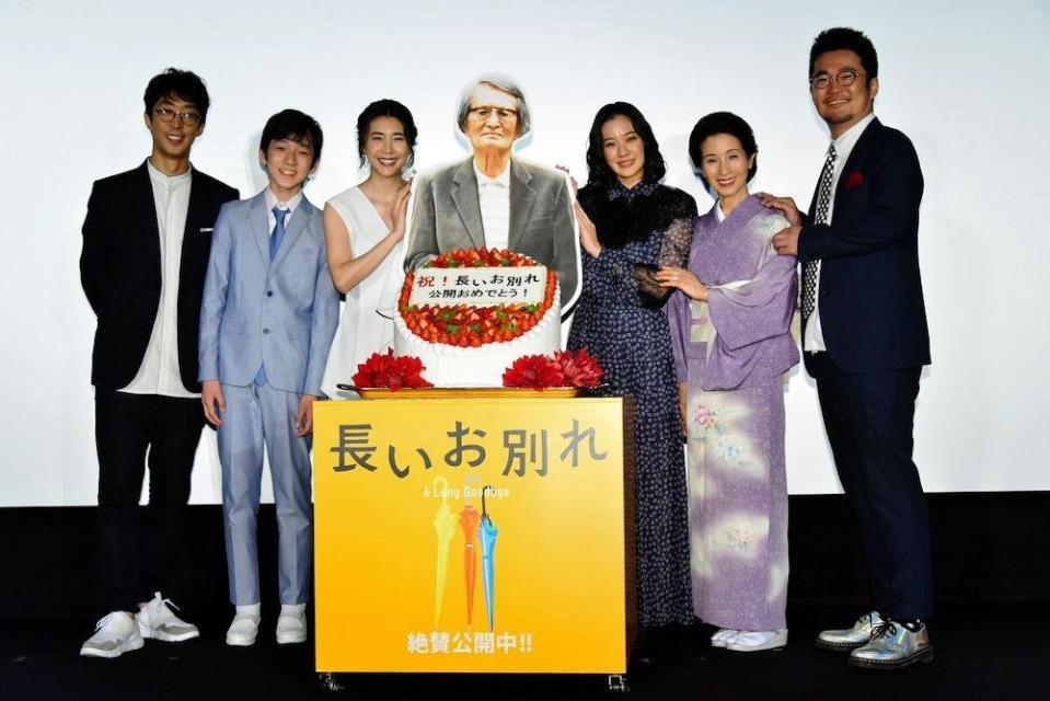 公開記念舞台あいさつに出席した中野量太監督、松原智恵子、蒼井優、竹内結子、蒲田優惟人、北村有起哉（右から）＝東京・有楽町