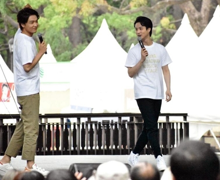 　日比谷音楽祭のステージに登場した田代万里生（右）＝東京・日比谷公園小音楽堂