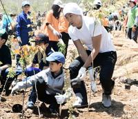 勸玄くん（左）とともに植樹を行う＝長野・志賀高原　