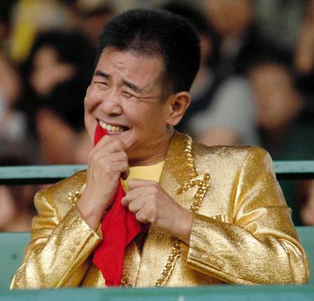 　甲子園球場で阪神対巨人戦を観戦する横山たかしさん＝０４年５月