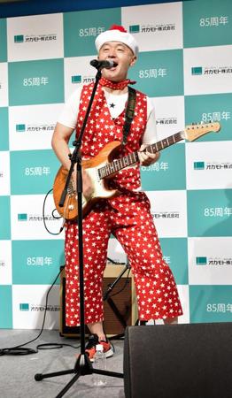 応援ソングを披露したパッパラー河合＝都内