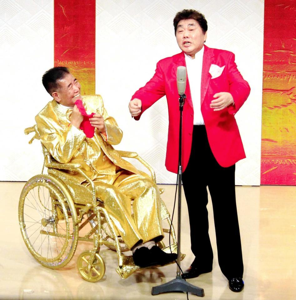 　“純金車いす”でコンビ漫才を再開＝１５年３月、大阪・道頓堀角座