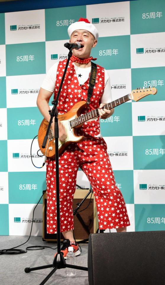 応援ソングを披露したパッパラー河合＝都内