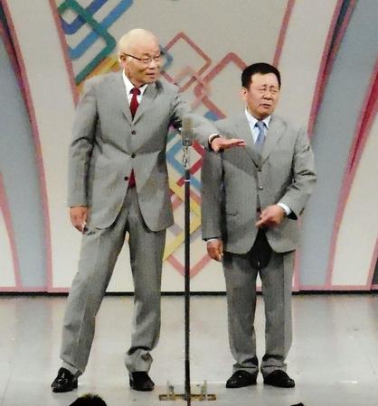 紫綬褒章受賞後、初めて本拠地のステージに立ったオール阪神・巨人のオール阪神（右）とオール巨人＝大阪・なんばグランド花月