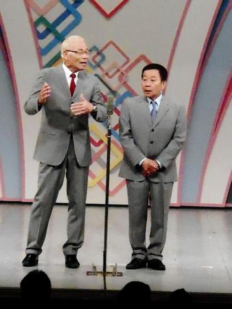 紫綬褒章受賞後、初めて本拠地のステージに立ったオール阪神・巨人のオール阪神（右）とオール巨人＝大阪・なんばグランド花月