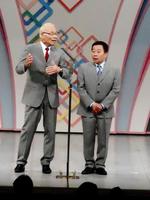 紫綬褒章受賞後、初めて本拠地のステージに立ったオール阪神・巨人のオール阪神（右）とオール巨人＝大阪・なんばグランド花月