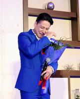 妻と娘からの手紙が読まれ、号泣する和泉元彌＝都内