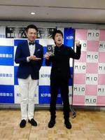 著書「黒いマヨネーズ」のヒット記念イベントを行ったブラックマヨネーズ・吉田敬（右。左は学天即・奥田修二）＝大阪市内