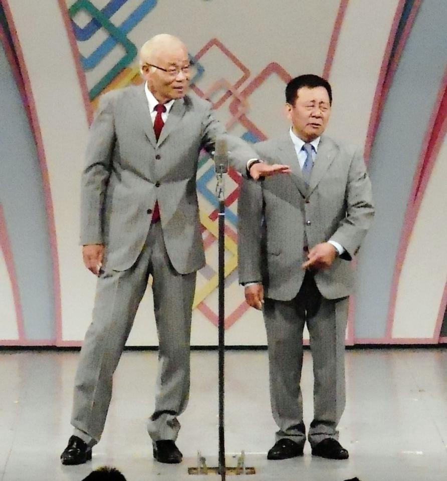 紫綬褒章受賞後、初めて本拠地のステージに立ったオール阪神・巨人のオール阪神（右）とオール巨人＝大阪・なんばグランド花月