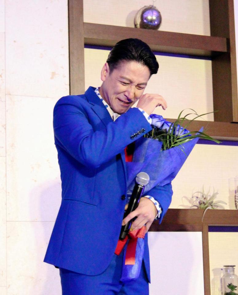 妻と娘からの手紙が読まれ、号泣する和泉元彌＝都内