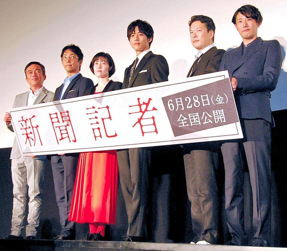 完成披露試写会に出席した（左から）高橋和也、北村有起哉、シム・ウンギョン、松坂桃李、田中哲司、藤井道人監督＝東京・丸の内ピカデリー