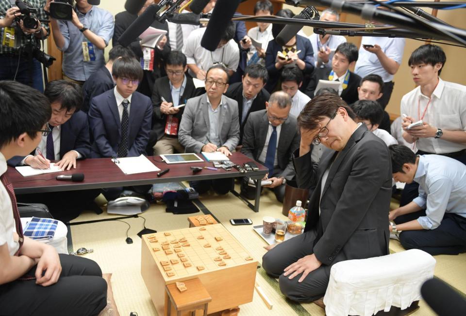 永瀬拓矢叡王（左）に勝利して通算１４３４勝とし単独１位となった羽生善治九段＝東京・将棋会館